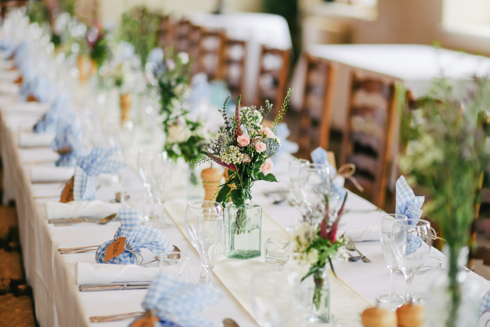 Festlich gedeckte Hochzeitstafel mit Blumen und Gläsern